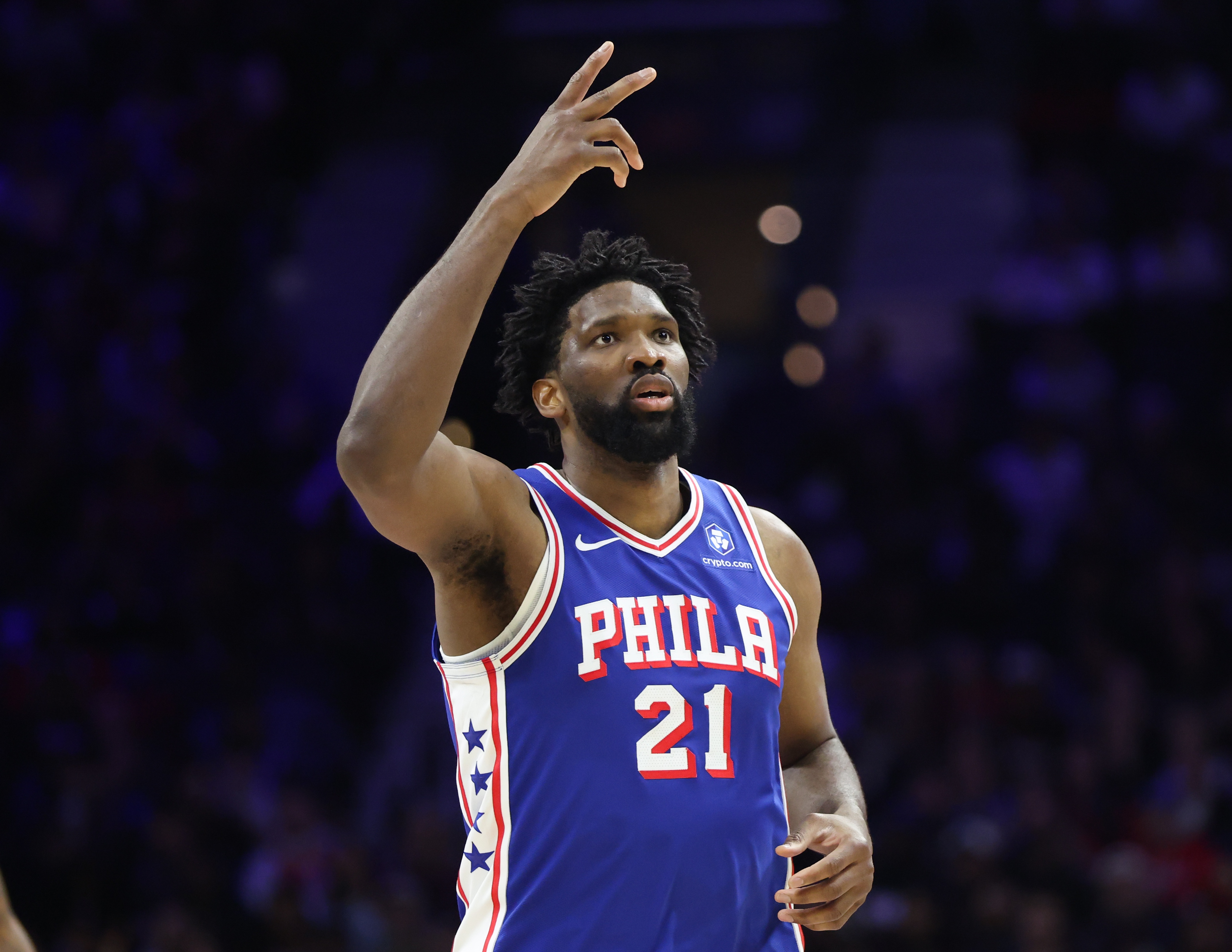 很亏！首节末恩比德造成犯规 猛龙选择挑战但失败了