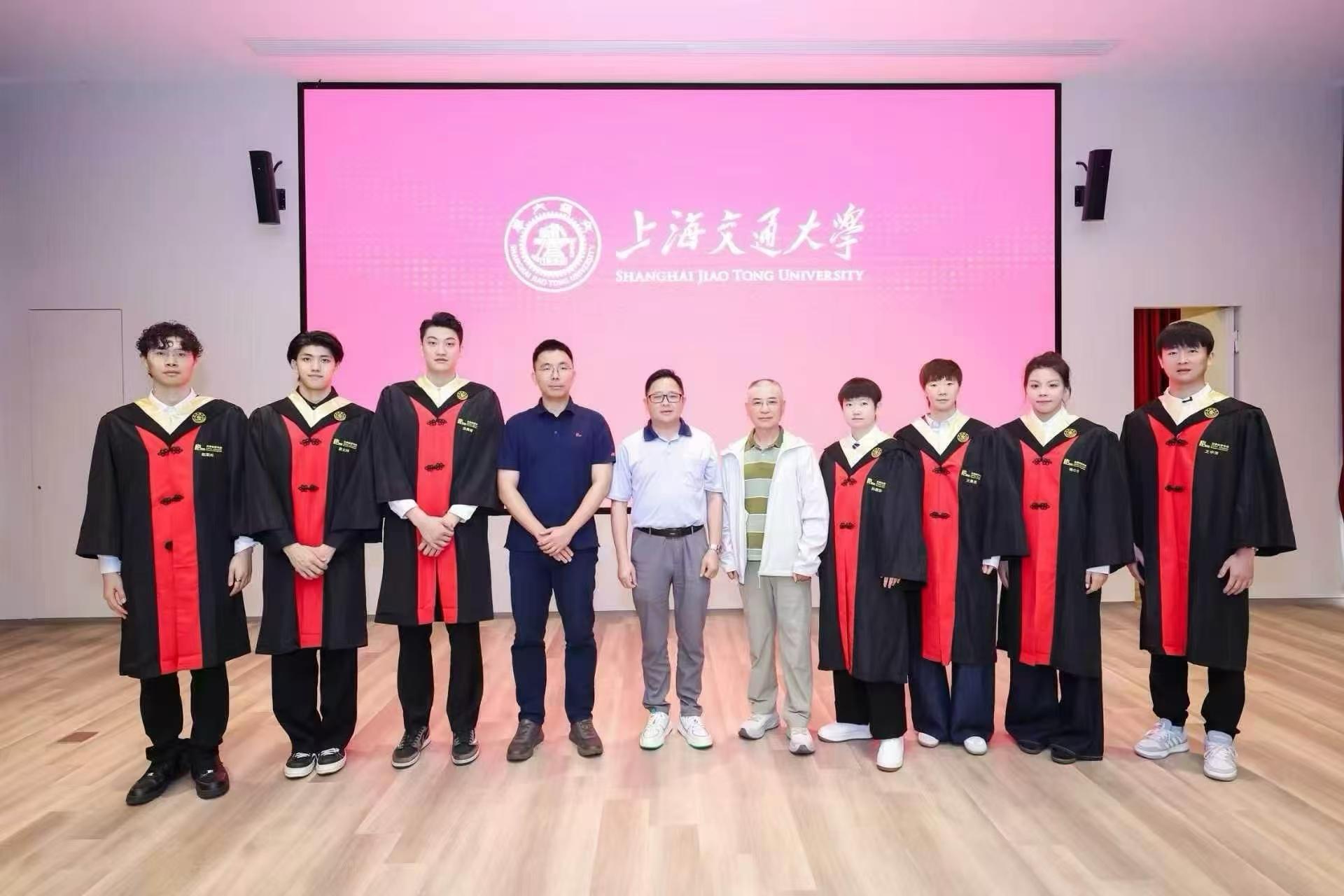 乐鱼体育-恭喜!孙颖莎王曼昱上海交大毕业照曝光:9月同进清华大学读研